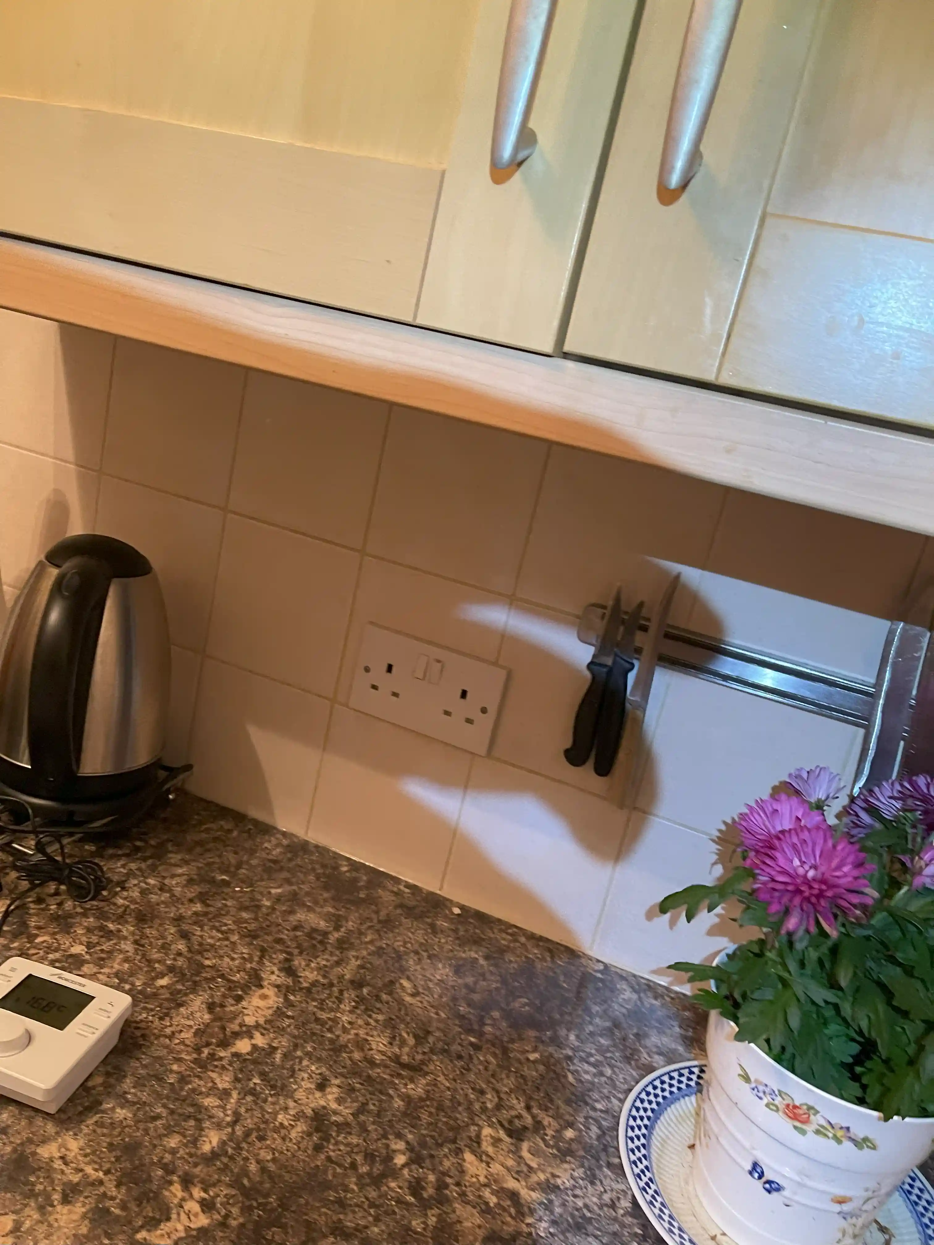 24 Hours Emergency Electrician near Shadwell